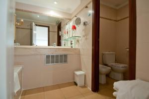 A bathroom at Hotel La Residencia Még 37 kép