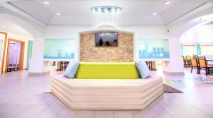 Best Western Plus Orlando Lake Buena Vista South Inn & Suites的休息区