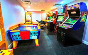 Best Western Plus Orlando Lake Buena Vista South Inn & Suites的游戏室