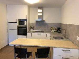 una cucina con piano di lavoro in legno e lavandino di El Requexu de Rales a Rales