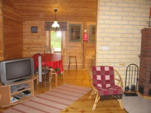 Holiday Home Niittylahti by Interhome في Koro: غرفة معيشة مع تلفزيون وبعض الكراسي