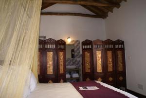 Schlafzimmer mit einem Bett, Holzmöbeln und einem Waschbecken in der Unterkunft La Cañota 2-Floors King Rooms Adults Only in Talara