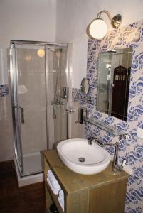 ein Bad mit einem Waschbecken und einer Dusche in der Unterkunft La Cañota 2-Floors King Rooms Adults Only in Talara