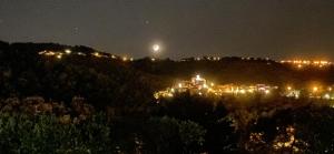 Blick auf die Stadt in der Nacht mit Lichtern in der Unterkunft villa santa rita in Auribeau-sur-Siagne