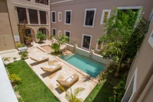- une vue aérienne sur une maison avec une piscine dans l'établissement Hotel Merida, à Mérida