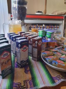 una mesa con un montón de comida. en Hostal Alto Yalí, en San Pedro de Atacama