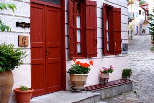 The facade or entrance of House Mitsiou Traditional Inn