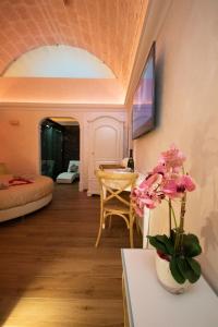 uma sala de estar com uma mesa com um vaso de flores em Wellness Home Crisalide SPA em Fasano