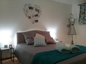 Postel nebo postele na pokoji v ubytování La Meïzou, gîte - chambres d hôtes à Champeix