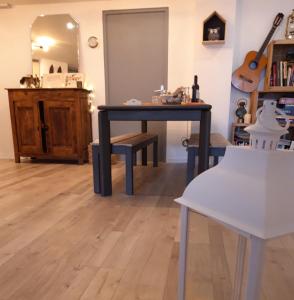 Kuchyň nebo kuchyňský kout v ubytování La Meïzou, gîte - chambres d hôtes à Champeix