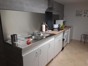 Kuchyň nebo kuchyňský kout v ubytování La Meïzou, gîte - chambres d hôtes à Champeix + 27 fotografií