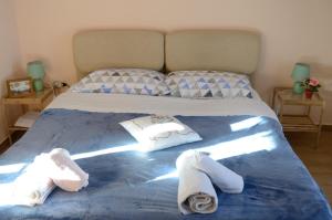 ナポリにあるTerrazza Eurialoのベッドルーム1室(タオル付)