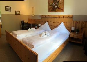 - 2 lits dans une chambre avec des serviettes dans l'établissement Hotel Zum Deutschen Eck, à Velbert