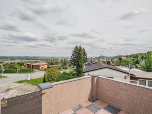 ブランケンブルクにあるFerienhaus Ausblick Am Eichenbergの屋根からの市街の眺め