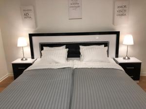 Postel nebo postele na pokoji v ubytování Hotell Skinnargården
