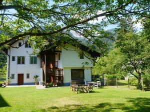 una casa con mesas y sillas en el patio en Haus zur Klamm, en Berg im Drautal
