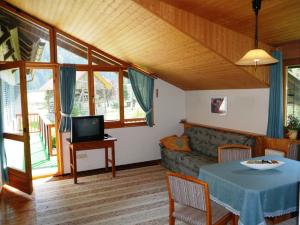 sala de estar con sofá y mesa en Haus zur Klamm, en Berg im Drautal