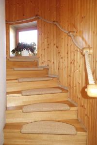 eine Treppe in einem Holzhaus in der Unterkunft Apartmány Arnika in Horní Planá