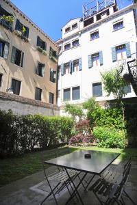 einen Tisch und Stühle vor einem Gebäude in der Unterkunft TRA SAN MARCO E RIALTO in Venedig
