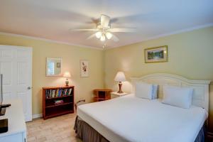 1 dormitorio con 1 cama y ventilador de techo en Ramsgate 4, en Seacrest