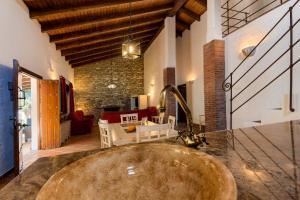 Posedenie v ubytovaní Hacienda Roche Viejo
