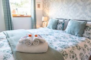 ein Schlafzimmer mit einem Bett mit Handtüchern darauf in der Unterkunft towerhill in Culloden