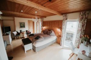 a bedroom with a bed in a room at Rosy's House Pension Privatzimmer in Bad Goisern