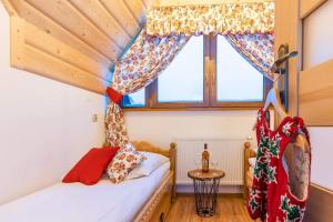 Posteľ alebo postele v izbe v ubytovaní Osada Małe Ciche DOMEK z Bali