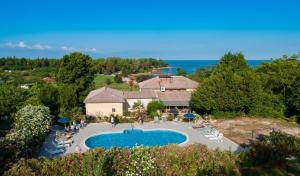 una vista aérea de una piscina con sillas y una casa en Apartment in Savudrija with sea view, terrace, air conditioning, Wi-Fi (123-7), en Savudrija