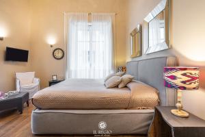 A bed or beds in a room at Il Regio Boutique Hotel