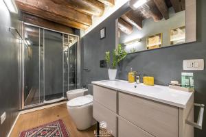 A bathroom at Il Regio Boutique Hotel