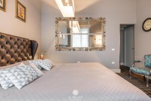 A bed or beds in a room at Il Regio Boutique Hotel