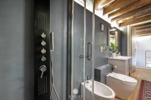 A bathroom at Il Regio Boutique Hotel