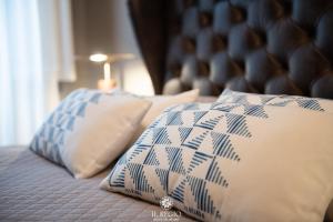 A bed or beds in a room at Il Regio Boutique Hotel