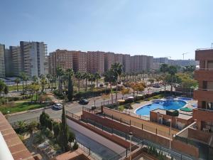 Blick auf die Stadt mit Pool in der Unterkunft Apartamentos Coral - Marfil Marina Dor 3000 in Oropesa del Mar