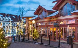 eine Straße mit Weihnachtsbäumen und Lichtern vor einem Gebäude in der Unterkunft Vantage Point Villas at Stratton Mountain Resort in Stratton Mountain