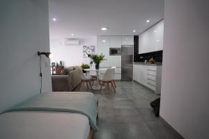 una cucina e un soggiorno con letto e tavolo di DreamsApt Placentines a Siviglia