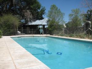 una piscina en un patio con cenador en Inn at the L C Ranch, en Gila