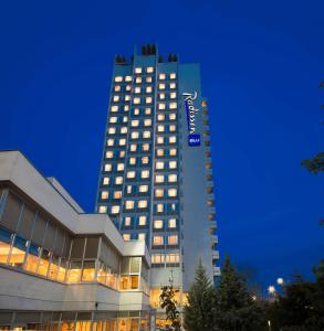 un edificio alto con un cartel en el costado en Radisson Blu Ankara en Ankara