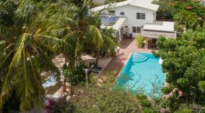 an aerial view of a house with a swimming pool at B&B Sombre di Kabana in Willemstad