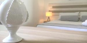 سرير أو أسرّة في غرفة في Il ponte sul Salento
