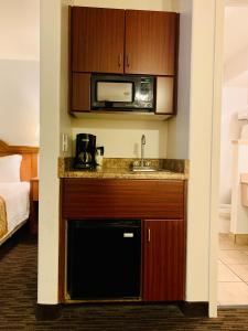 Kuchyň nebo kuchyňský kout v ubytování St. George Inn and Suites