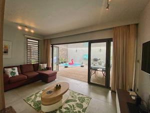 Televisyen dan/atau pusat hiburan di Under The Tropics