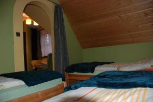 A bed or beds in a room at Pokoje i Apartamenty u Architekta