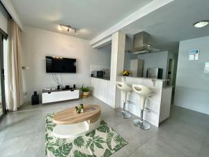 Televisyen dan/atau pusat hiburan di Under The Tropics