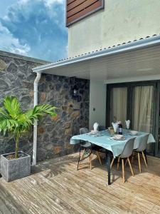 Gambar di galeri bagi Under The Tropics di Tamarin