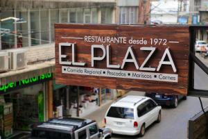 תעודה, פרס, שלט או מסמך אחר המוצג ב-Hotel Plaza