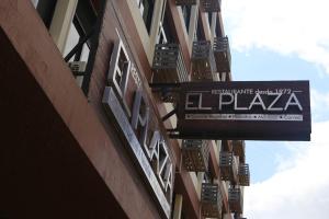 תעודה, פרס, שלט או מסמך אחר המוצג ב-Hotel Plaza