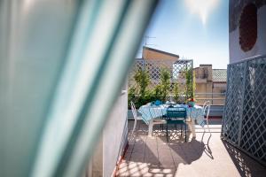 eine Terrasse mit einem Tisch und Stühlen auf dem Balkon in der Unterkunft Aroma di Naxos Apartment in Giardini-Naxos