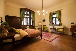 1 dormitorio con 1 cama, mesa y sillas en Vila Walter & Son, en Poděbrady